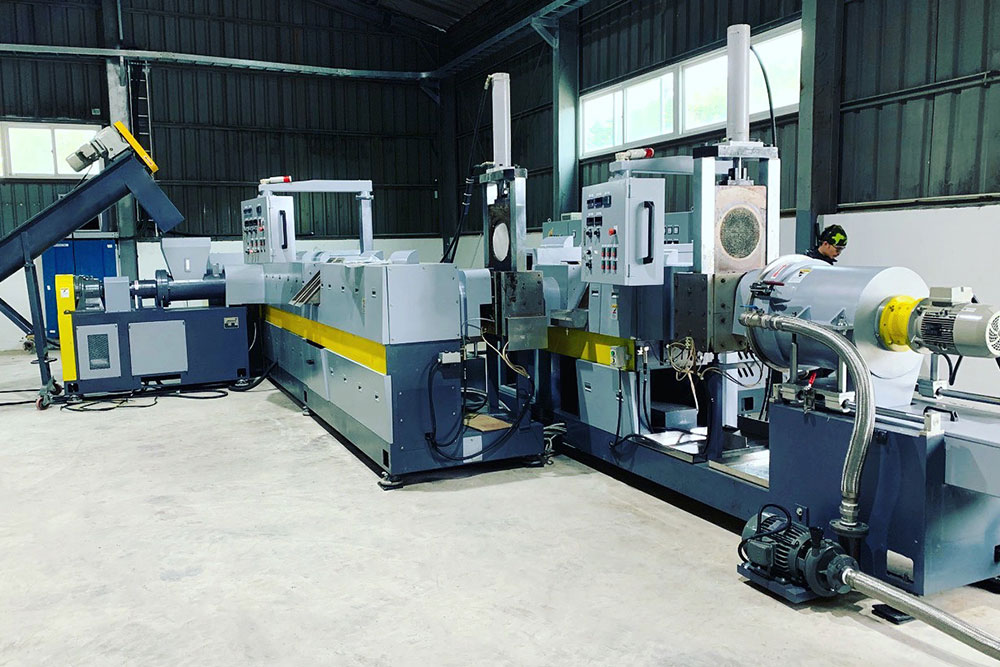 force side feeding plastic recycling machine